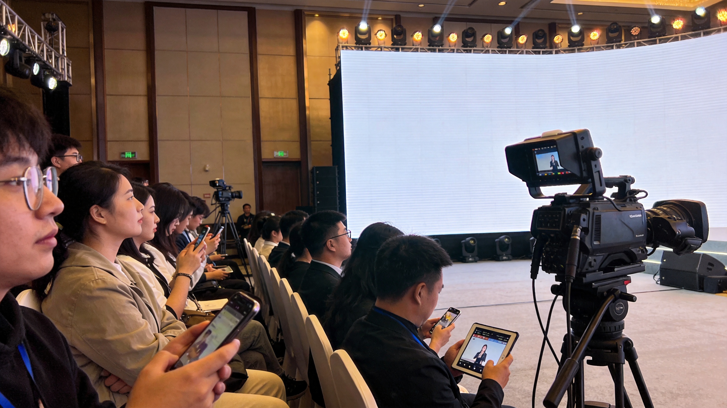 ng28南宫高清直播画面显示比分弹窗、控球率图表和实时赛况